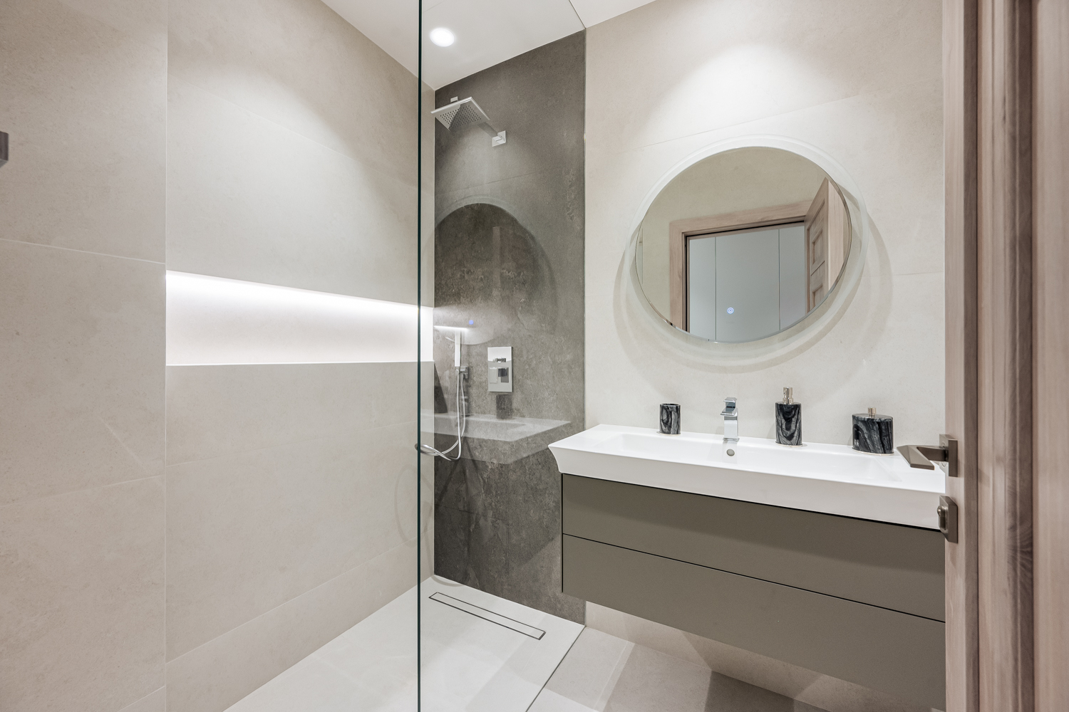 3 Bedrooms Apartment in Kempinski Palm Residence