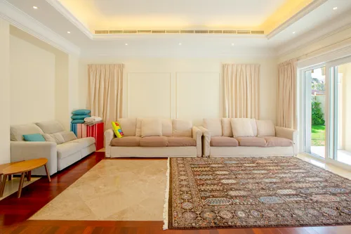 6 Bedrooms Villa in Polo Homes