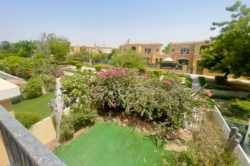 2 Bedrooms Villa in Palmera 2