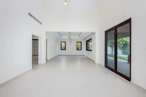 6 Bedrooms Villa in Yasmin