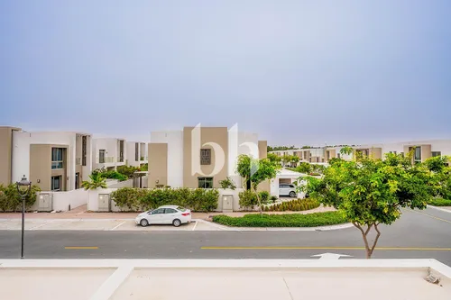 VACANT NOW | CLOSE TO POOL | PROPERTY MANAGED