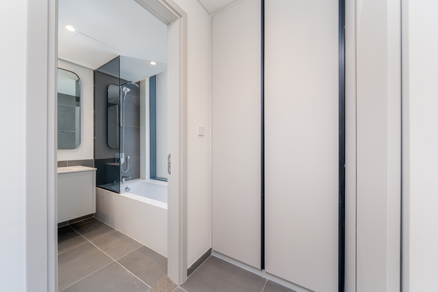 4 Bedrooms Townhouse in June