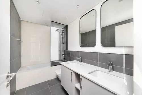 5 Bedrooms Townhouse in June