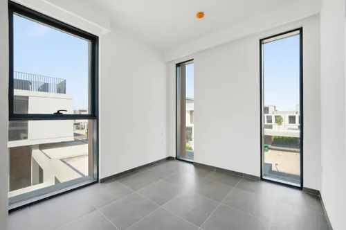 5 Bedrooms Townhouse in June