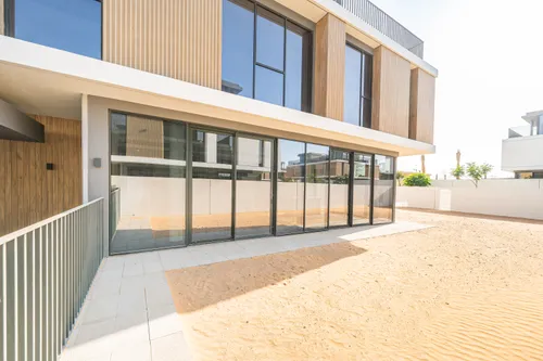 5 Bedrooms Townhouse in June