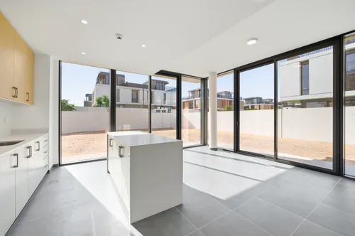 5 Bedrooms Townhouse in June