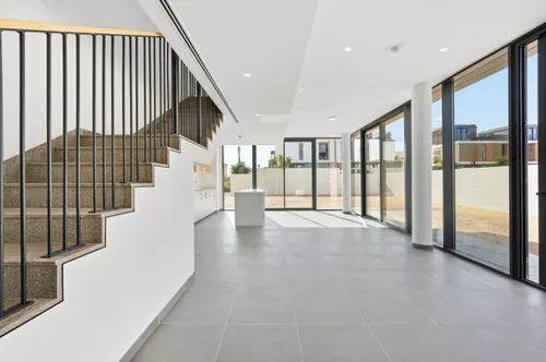 5 Bedrooms Townhouse in June