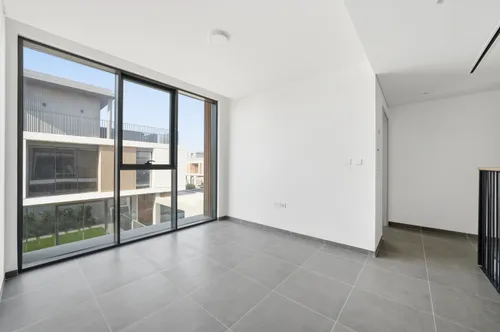 5 Bedrooms Townhouse in June