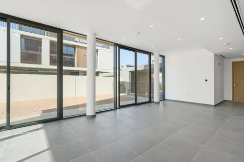 5 Bedrooms Townhouse in June