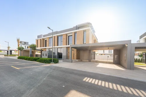 5 Bedrooms Townhouse in June