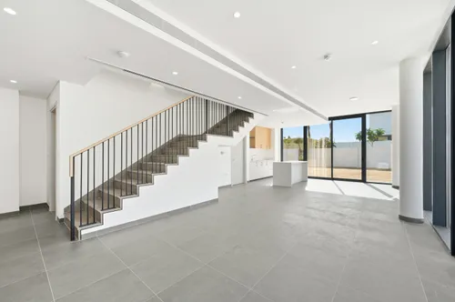 5 Bedrooms Townhouse in June