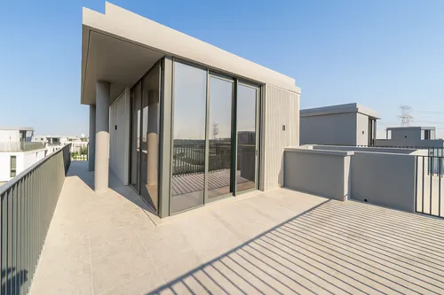 5 Bedrooms Townhouse in June