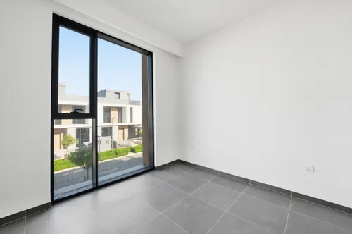 5 Bedrooms Townhouse in June