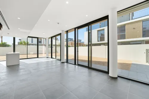 5 Bedrooms Townhouse in June