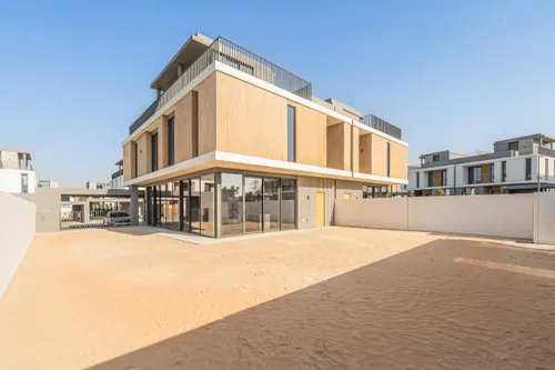 5 Bedrooms Townhouse in June