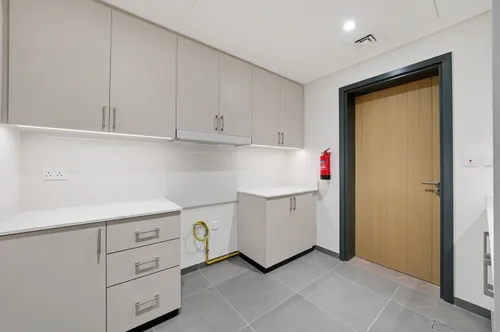 5 Bedrooms Townhouse in June