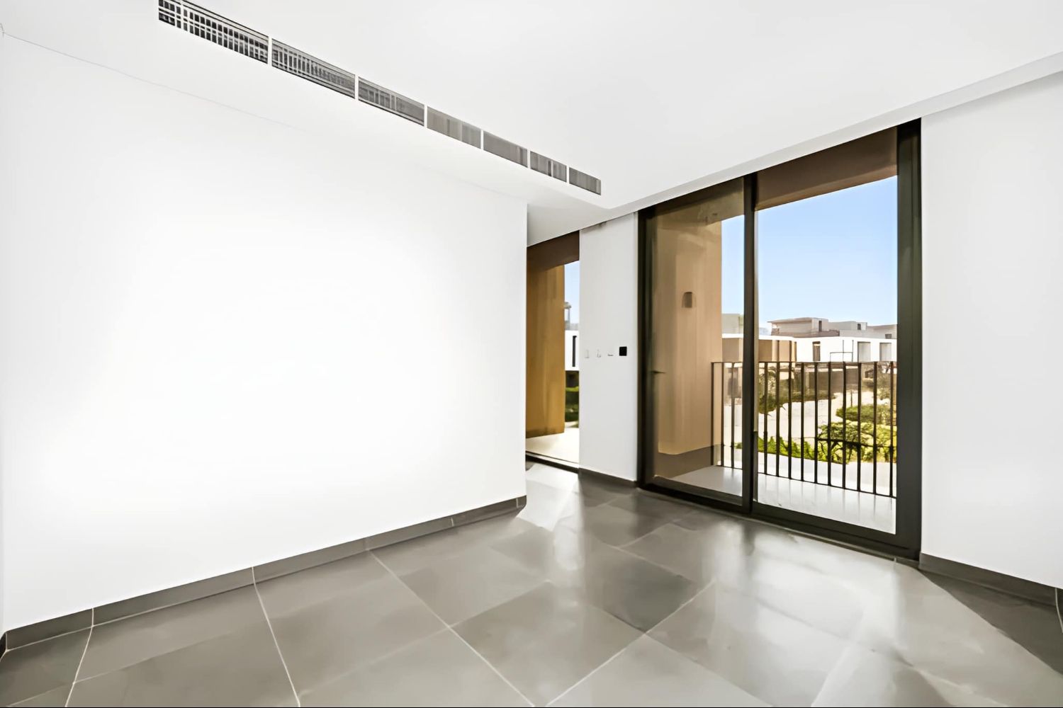 4 Bedrooms Townhouse in June