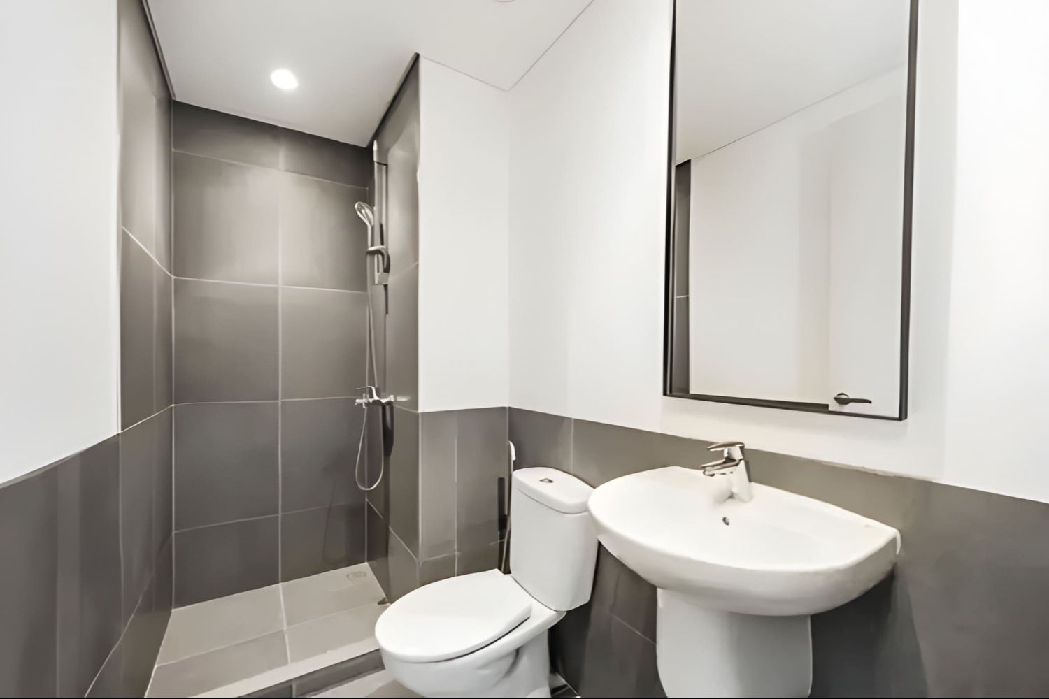 4 Bedrooms Townhouse in June