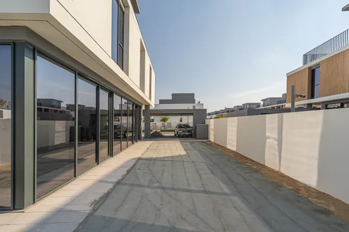 4 Bedrooms Townhouse in June