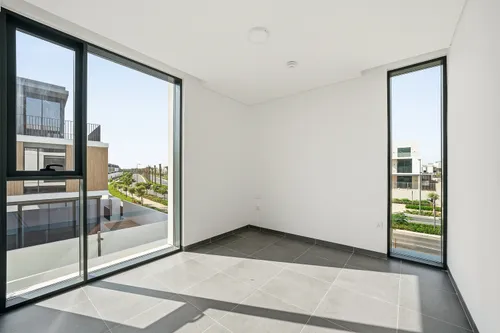 4 Bedrooms Townhouse in June