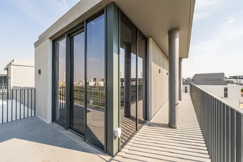 4 Bedrooms Townhouse in June