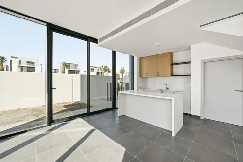 4 Bedrooms Townhouse in June