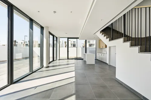 4 Bedrooms Townhouse in June