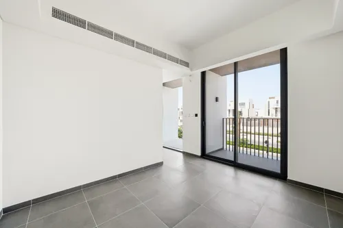 4 Bedrooms Townhouse in June