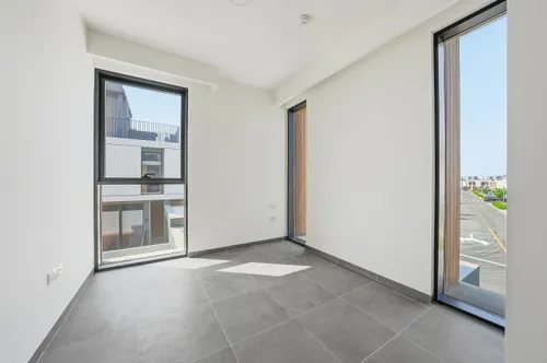 4 Bedrooms Townhouse in June