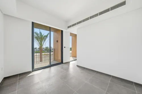 4 Bedrooms Townhouse in June