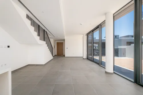 4 Bedrooms Townhouse in June