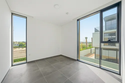 4 Bedrooms Townhouse in June