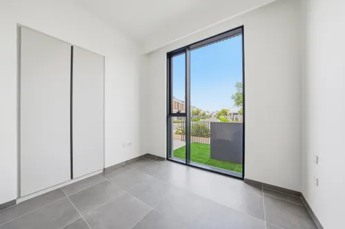 4 Bedrooms Townhouse in June