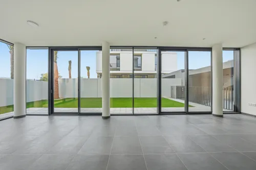 4 Bedrooms Townhouse in June