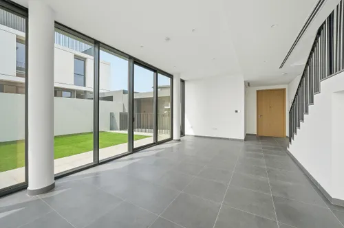 4 Bedrooms Townhouse in June