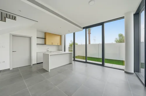 4 Bedrooms Townhouse in June