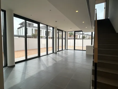 5 Bedrooms Townhouse in June