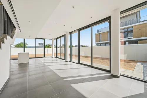 5 Bedrooms Townhouse in June