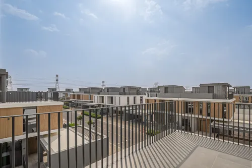 5 Bedrooms Townhouse in June