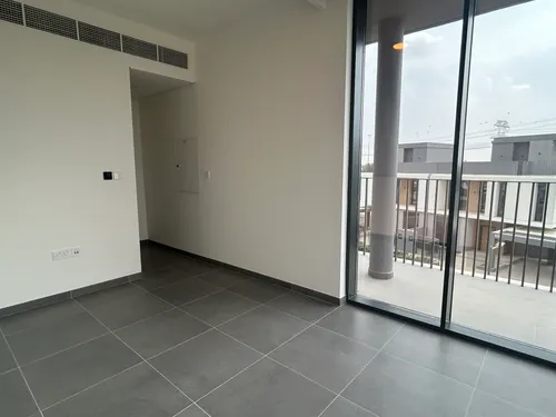 5 Bedrooms Townhouse in June