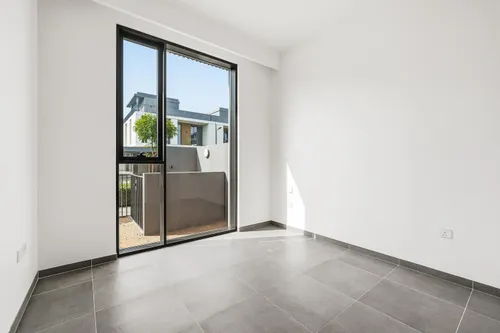 5 Bedrooms Townhouse in June