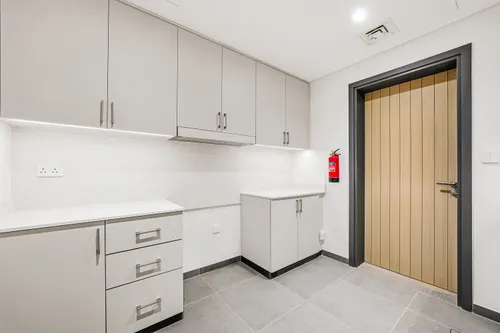 5 Bedrooms Townhouse in June