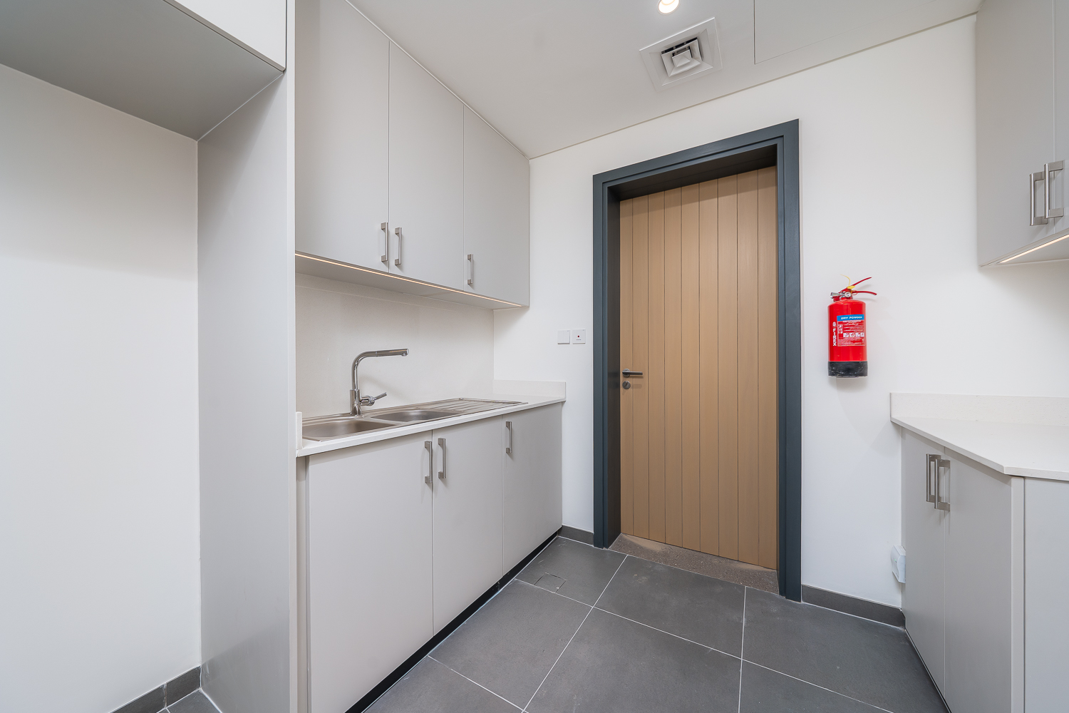 4 Bedrooms Townhouse in June