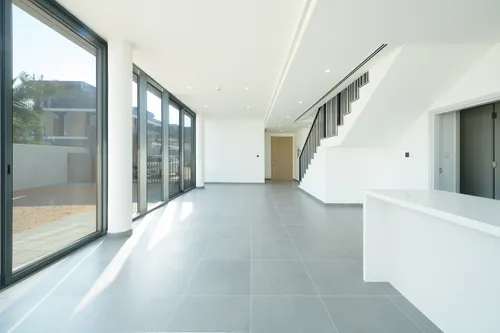 5 Bedrooms Townhouse in June