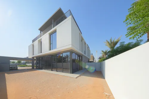 5 Bedrooms Townhouse in June