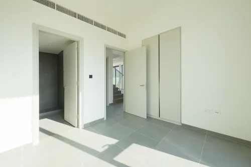 5 Bedrooms Townhouse in June