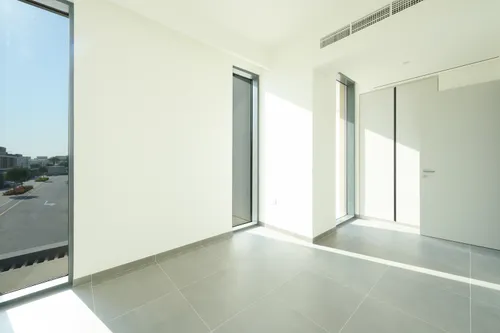 5 Bedrooms Townhouse in June