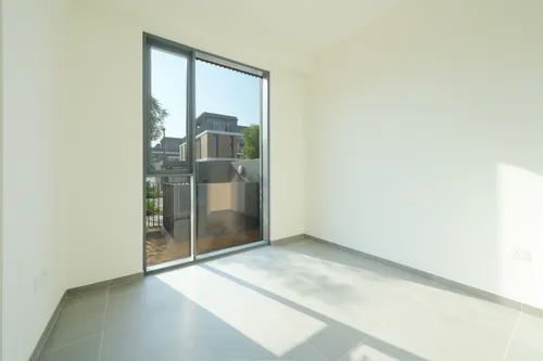 5 Bedrooms Townhouse in June