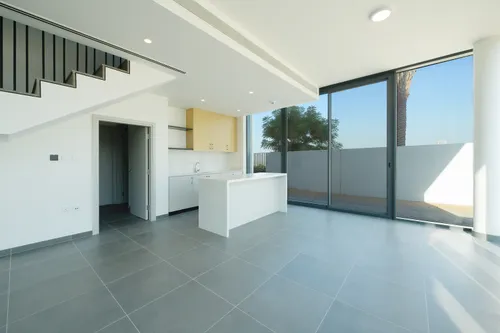 5 Bedrooms Townhouse in June