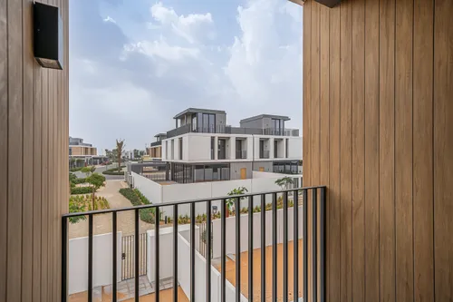 4 Bedrooms Townhouse in June